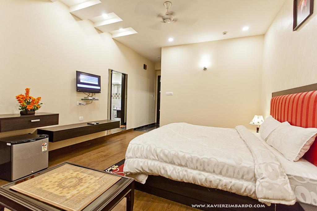 Hotel Krishna International Vrindavan Exterior photo