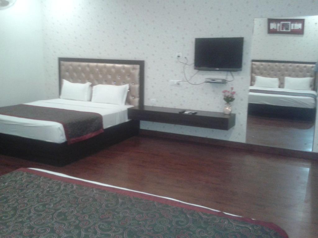 Hotel Krishna International Vrindavan Room photo