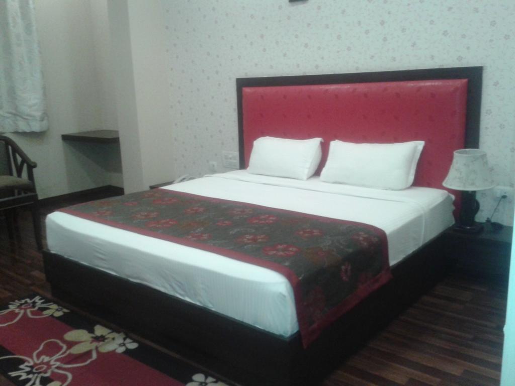 Hotel Krishna International Vrindavan Exterior photo