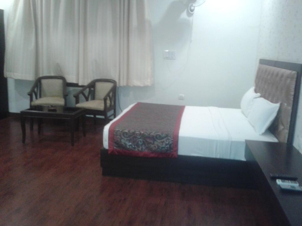 Hotel Krishna International Vrindavan Exterior photo