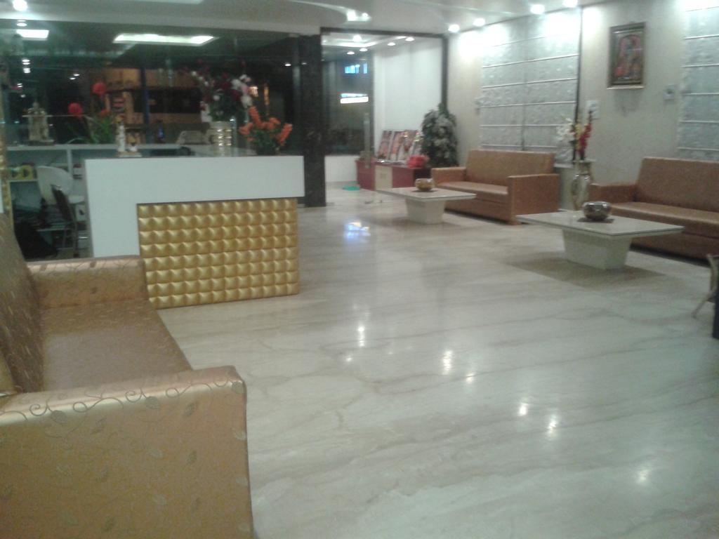 Hotel Krishna International Vrindavan Exterior photo