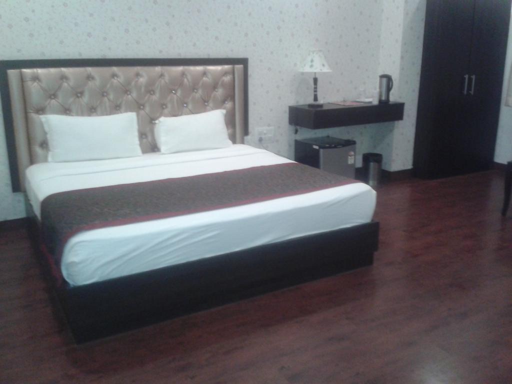 Hotel Krishna International Vrindavan Exterior photo
