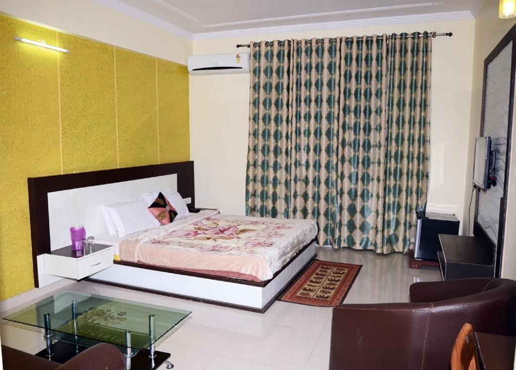 Hotel Krishna International Vrindavan Exterior photo